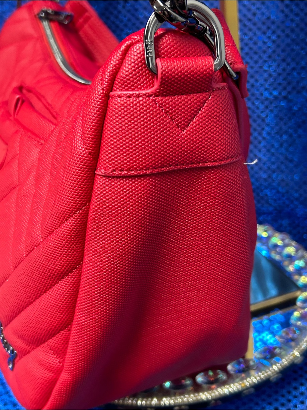 lug Red Quilted Shoulder Bag Approx 12 x 9 x 6 - Picture 4 of 17